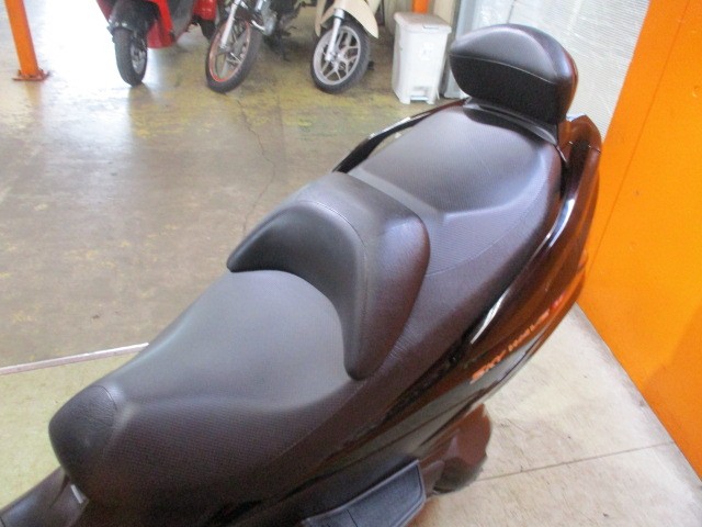 シートもこの通り破れもなくへたりもありません！タンデムが楽々になるバックレストも装備済みですよ！